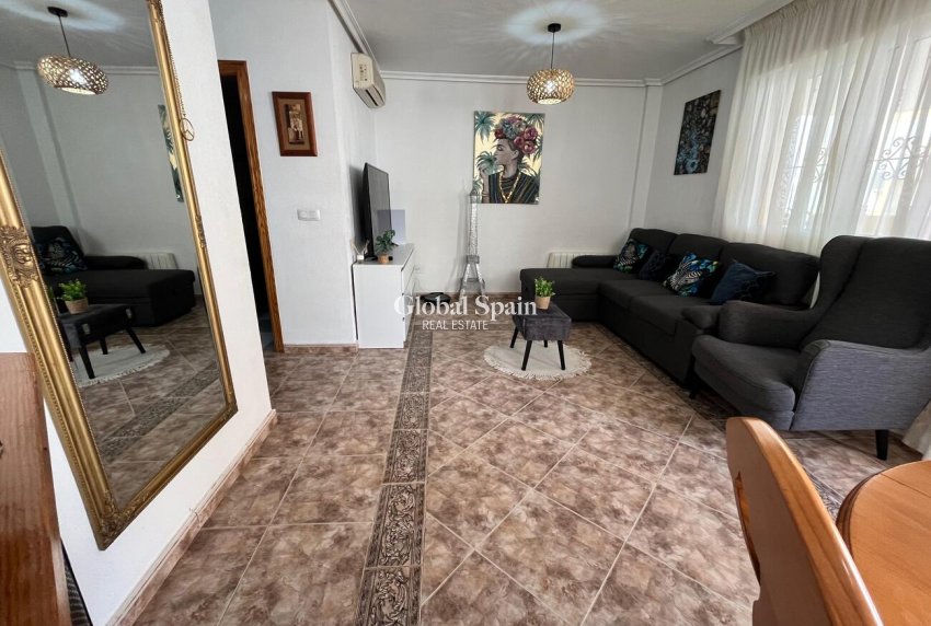 Wiederverkauf - HAUS -
TORREVIEJA - La Florida