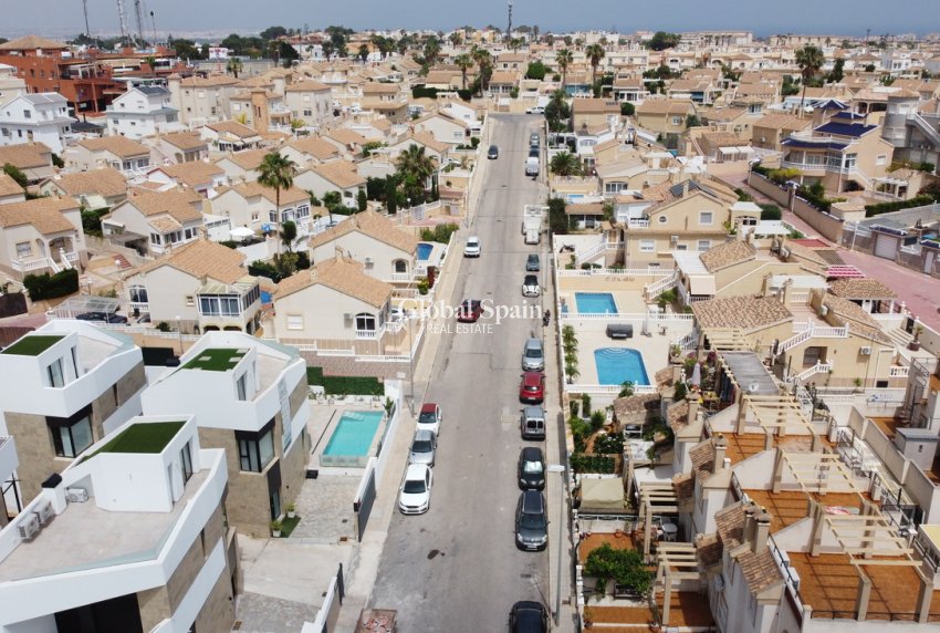 Wiederverkauf - HAUS -
TORREVIEJA - La Florida