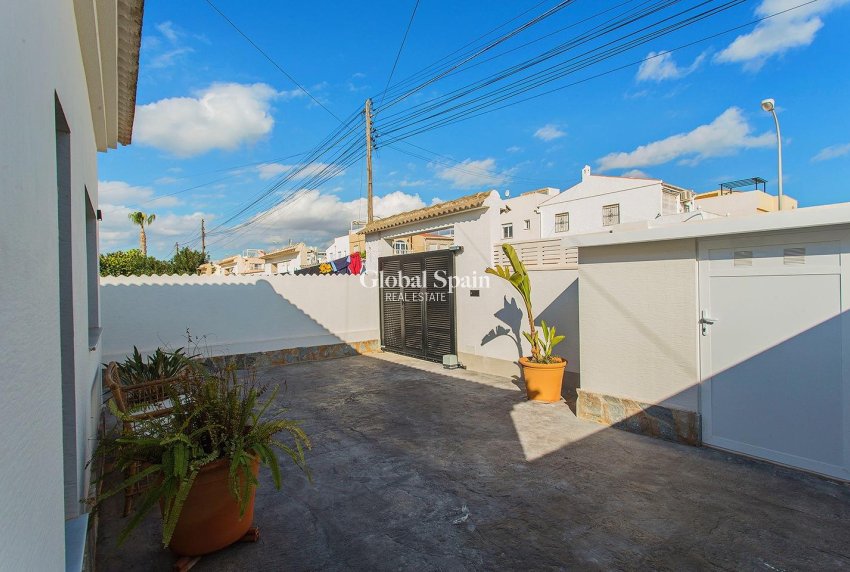 Wiederverkauf - HAUS -
TORREVIEJA - La Siesta