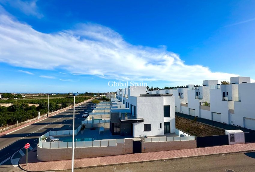 Wiederverkauf - HAUS -
TORREVIEJA - La Siesta