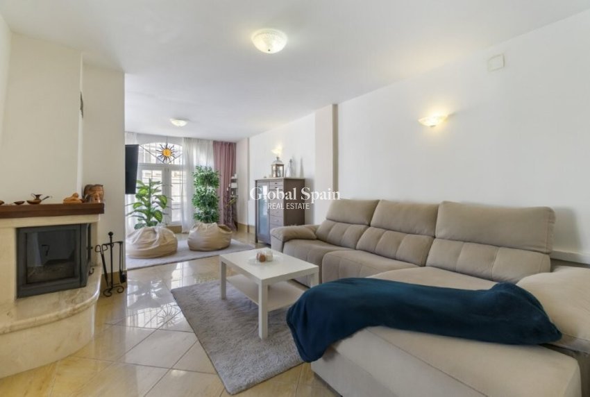 Wiederverkauf - HAUS -
TORREVIEJA - Los Frutales/ La Rosaleda