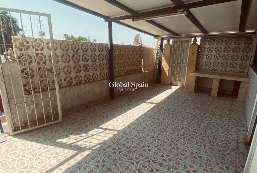 Wiederverkauf - HAUS -
TORREVIEJA - Parque Acuático - Sector 25