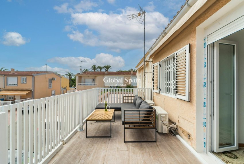 Wiederverkauf - HAUS -
TORREVIEJA - Playa De Los Náufragos