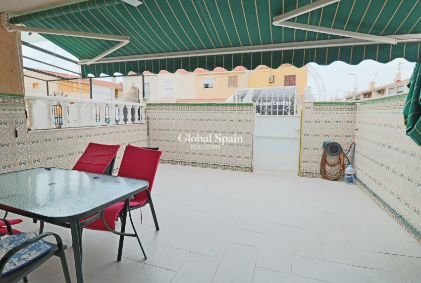 Wiederverkauf - HAUS -
TORREVIEJA - Playa De Los Náufragos