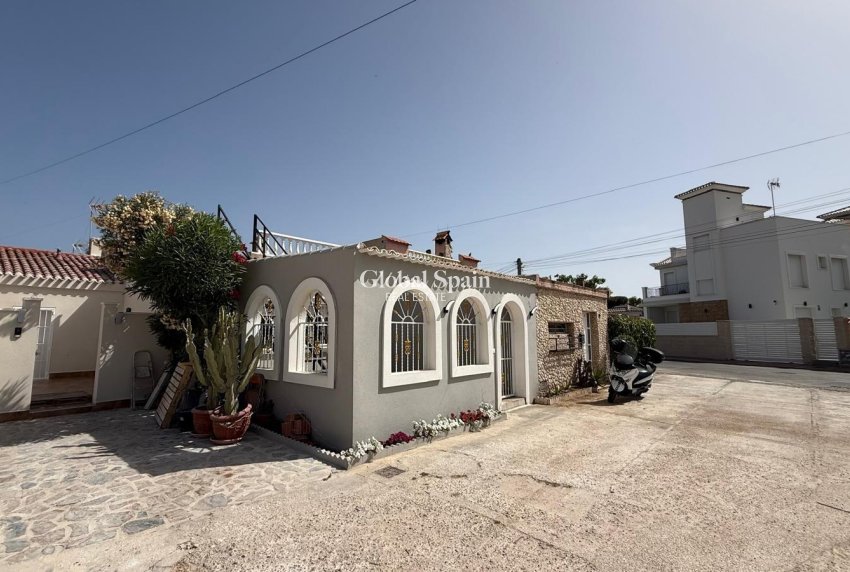 Wiederverkauf - HAUS -
TORREVIEJA - Torreta Florida
