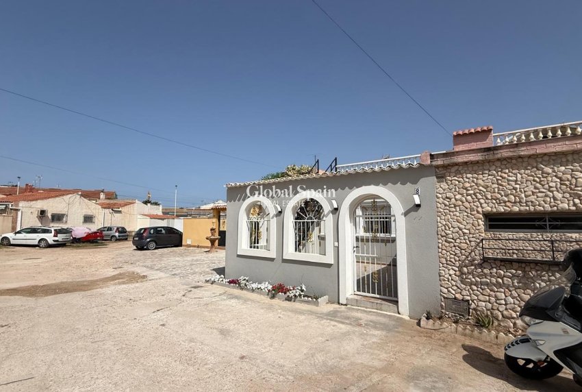 Wiederverkauf - HAUS -
TORREVIEJA - Torreta Florida
