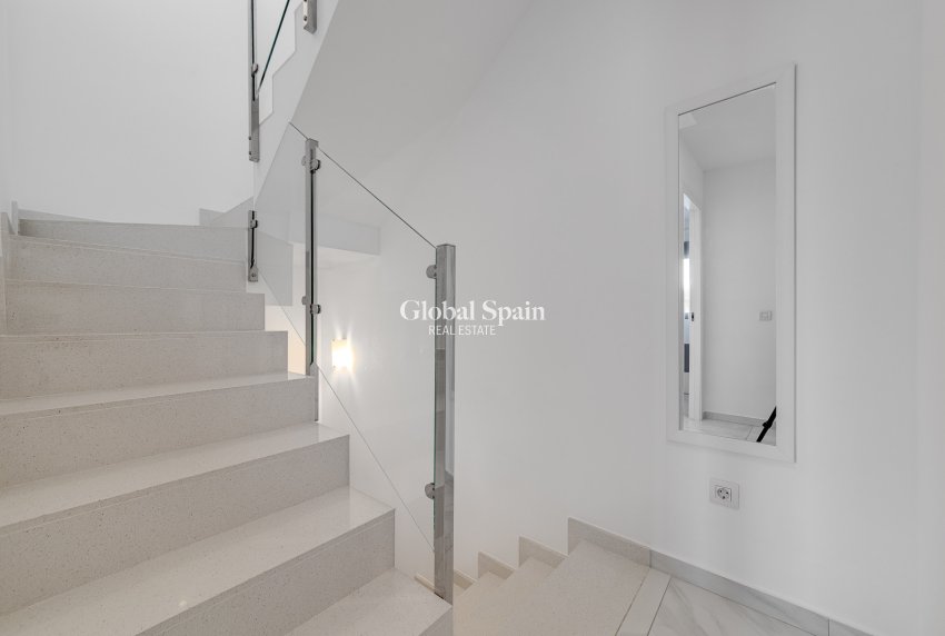 Wiederverkauf - HAUS -
VILLAMARTÍN - Costa Blanca