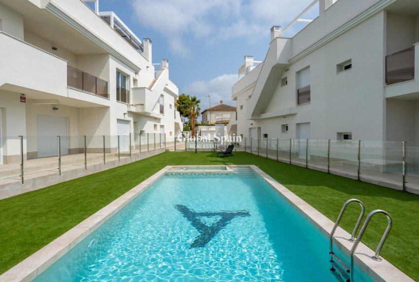 Wiederverkauf - Penthaus -
ORIHUELA COSTA - VILLAMARTÍN