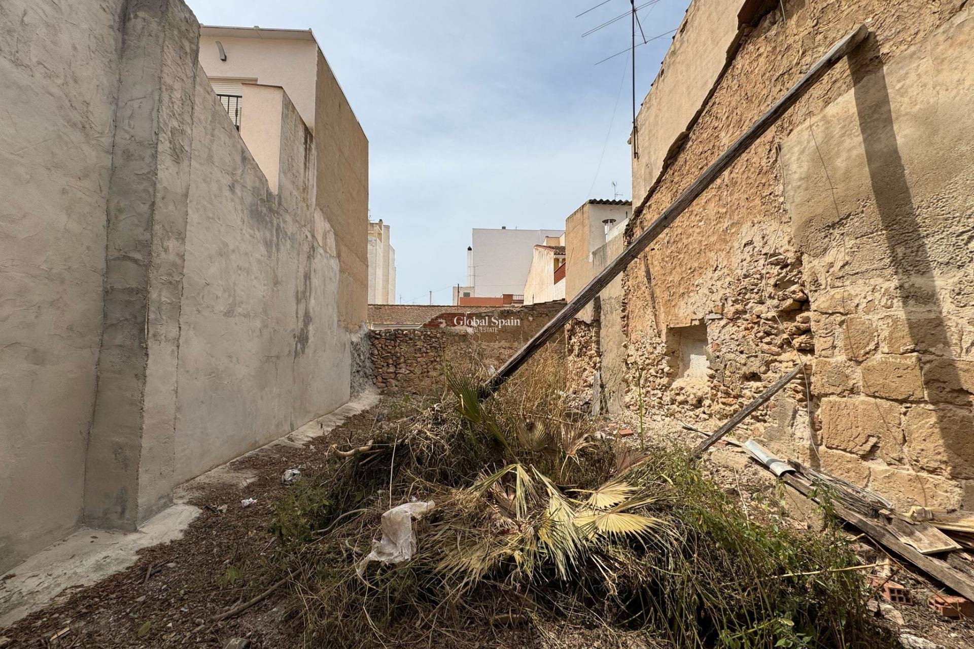 Wiederverkauf - Städtisches Baugrundstück -
TORREVIEJA - Centro