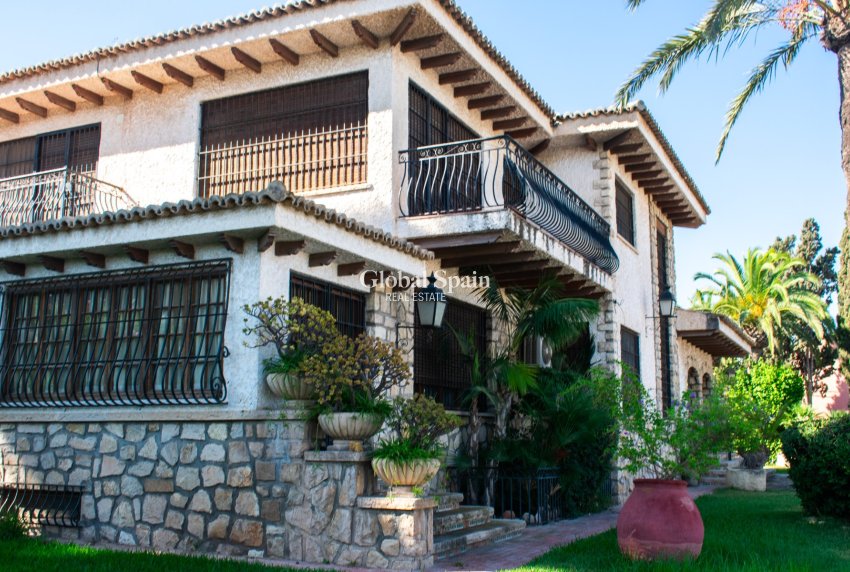 Wiederverkauf - VILLA -
ALICANTE - Albufereta