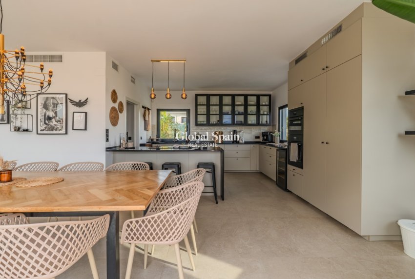 Wiederverkauf - VILLA -
ALICANTE - Cabo de las Huertas