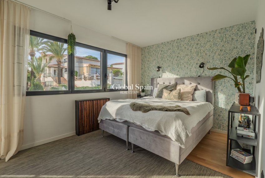 Wiederverkauf - VILLA -
ALICANTE - Cabo de las Huertas