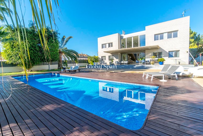 Wiederverkauf - VILLA -
ALICANTE - CAMPOAMOR