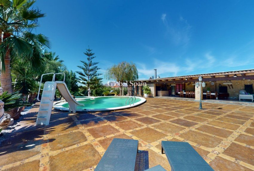 Wiederverkauf - VILLA -
ALMORADÍ