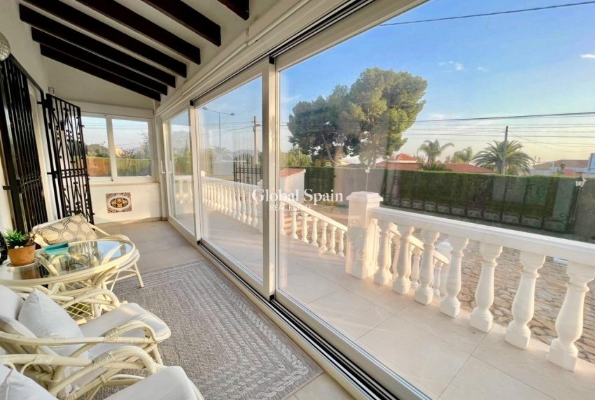 Wiederverkauf - VILLA -
BENIDORM - Urbanizaciones