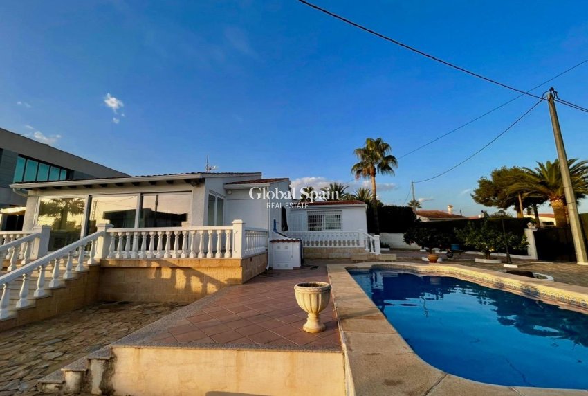 Wiederverkauf - VILLA -
BENIDORM - Urbanizaciones