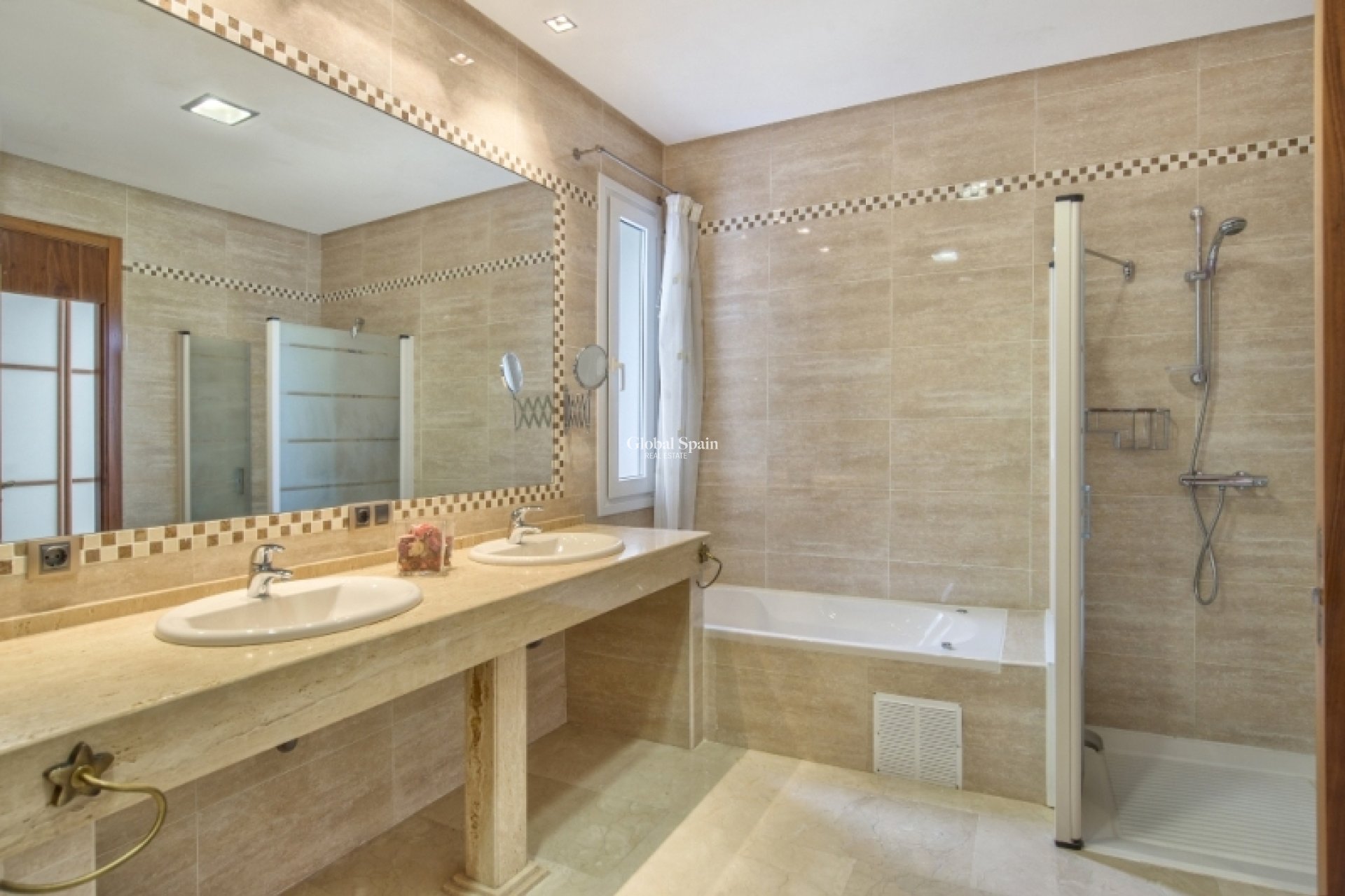 Wiederverkauf - Villa -
Calahonda - Mijas