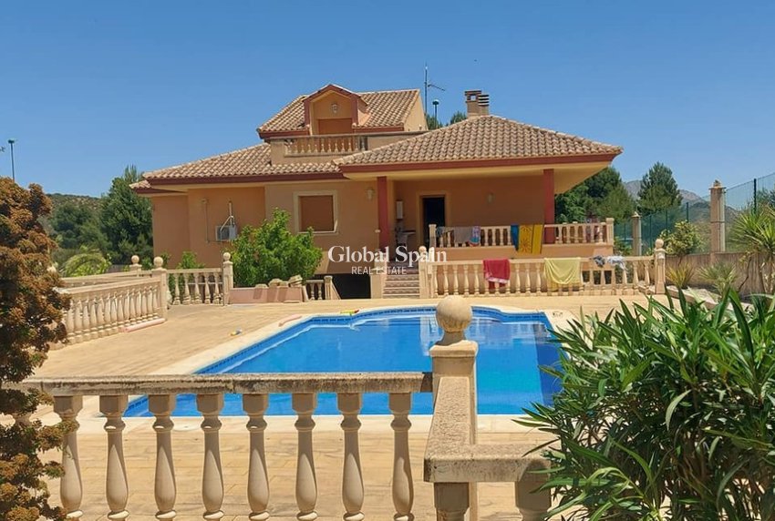 Wiederverkauf - VILLA -
CALASPARRA - Inland