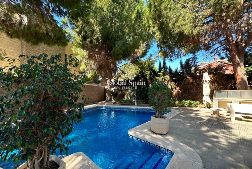 Wiederverkauf - VILLA -
CIUDAD QUESADA