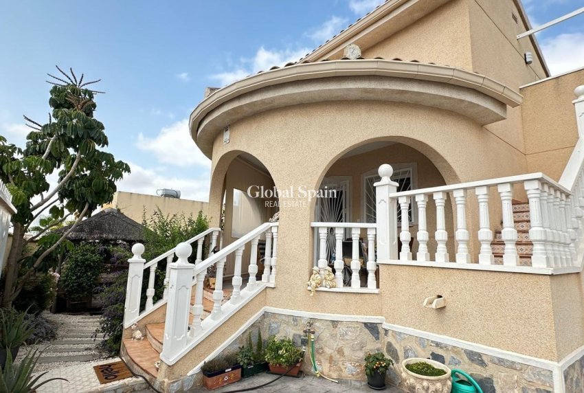 Wiederverkauf - VILLA -
CIUDAD QUESADA