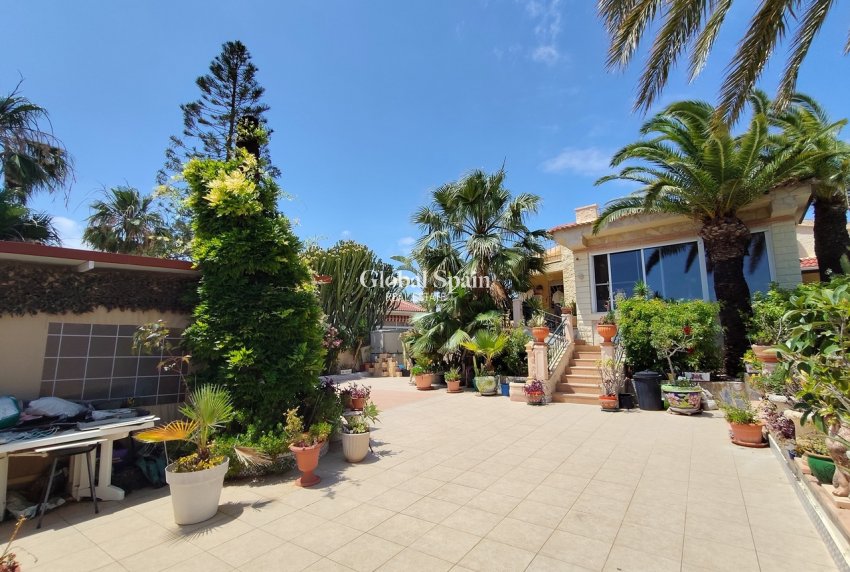 Wiederverkauf - VILLA -
CIUDAD QUESADA