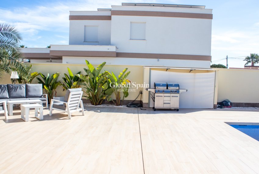 Wiederverkauf - Villa / Doppelhaushälfte -
TORREVIEJA - La Siesta - El Salado - Torreta