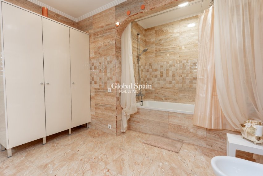 Wiederverkauf - Villa / Doppelhaushälfte -
TORREVIEJA - LOS BALCONES - LOS ALTOS