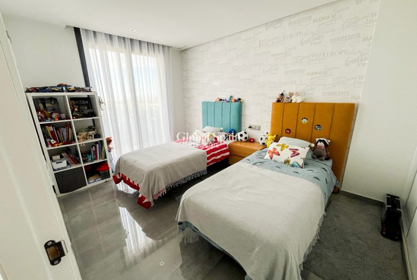 Wiederverkauf - Villa / Doppelhaushälfte -
TORREVIEJA - LOS BALCONES - LOS ALTOS