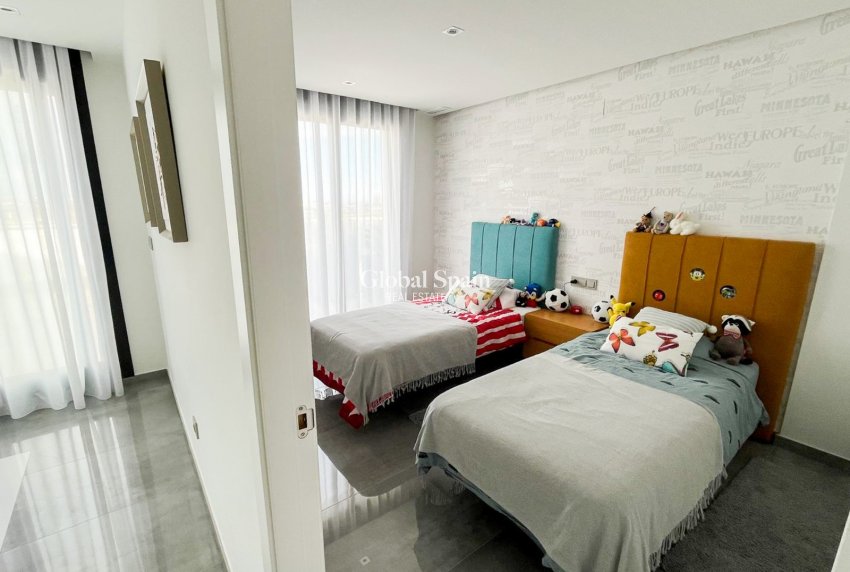 Wiederverkauf - Villa / Doppelhaushälfte -
TORREVIEJA - LOS BALCONES - LOS ALTOS