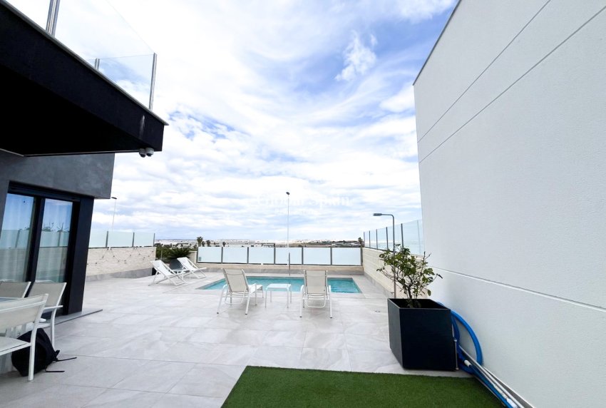 Wiederverkauf - Villa / Doppelhaushälfte -
TORREVIEJA - LOS BALCONES - LOS ALTOS