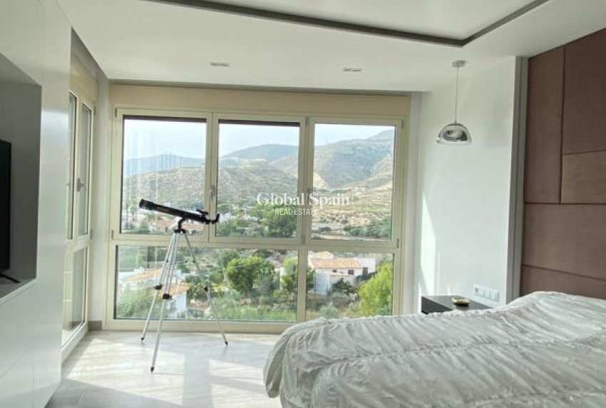 Wiederverkauf - VILLA -
EL CAMPELLO - Costa Blanca