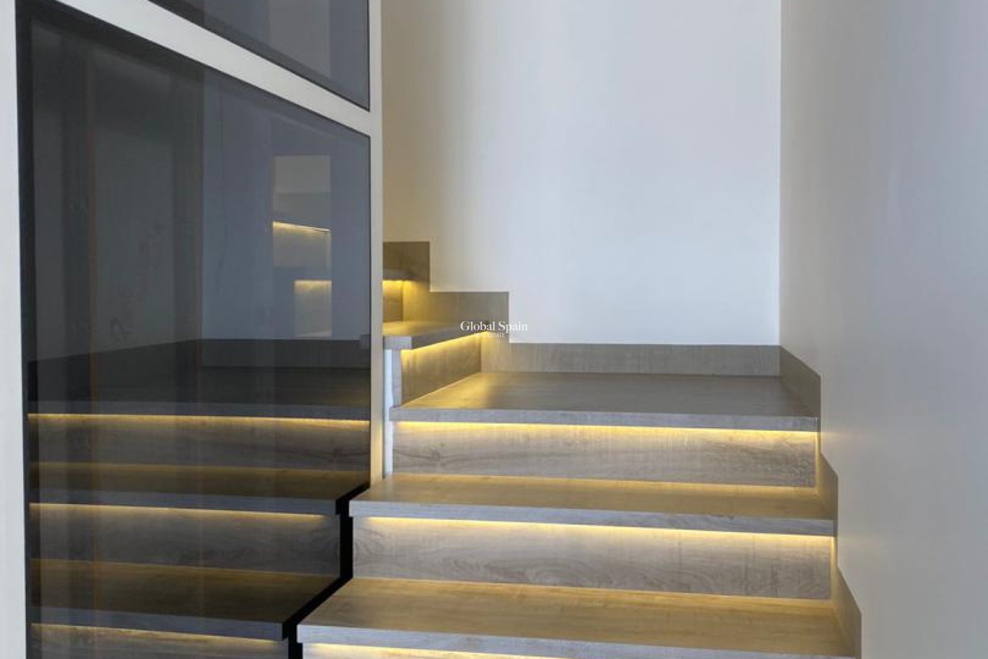 Wiederverkauf - VILLA -
EL CAMPELLO - Costa Blanca