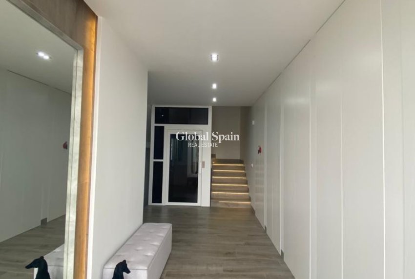 Wiederverkauf - VILLA -
EL CAMPELLO - Costa Blanca