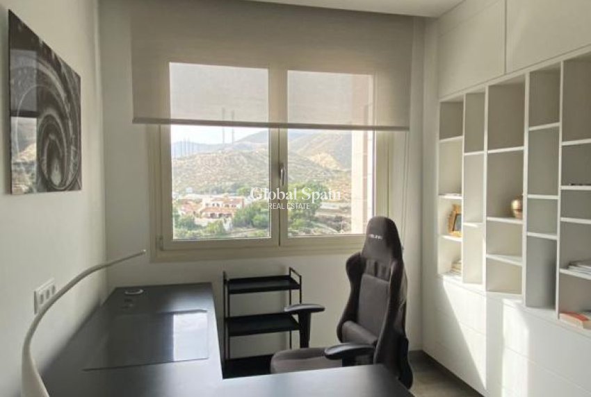 Wiederverkauf - VILLA -
EL CAMPELLO - Costa Blanca