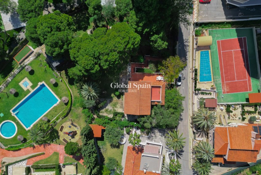 Wiederverkauf - VILLA -
EL CAMPELLO - Costa Blanca