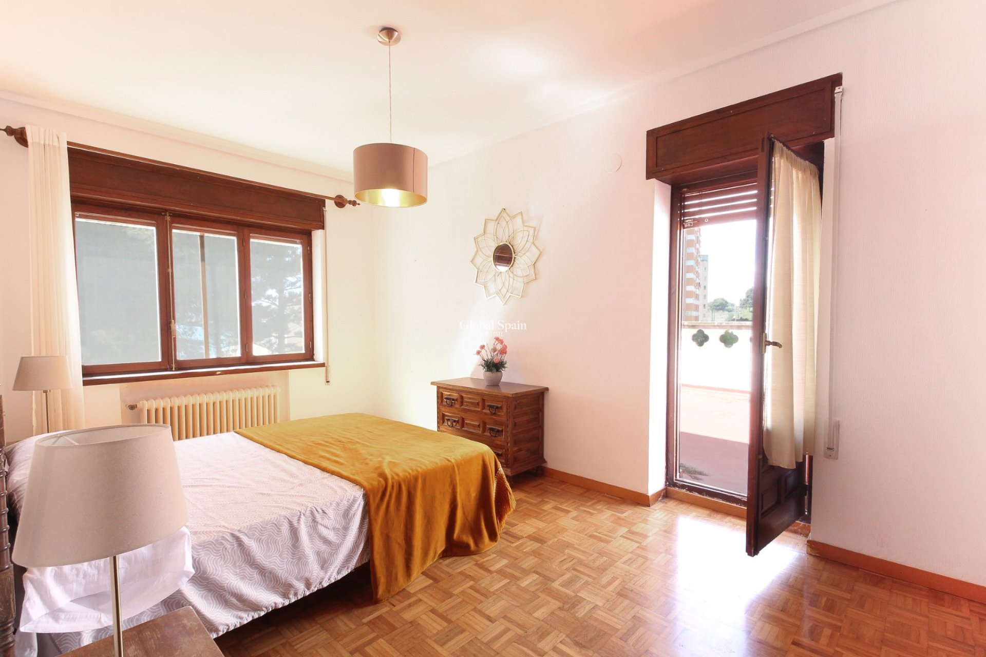 Wiederverkauf - VILLA -
EL CAMPELLO - Costa Blanca