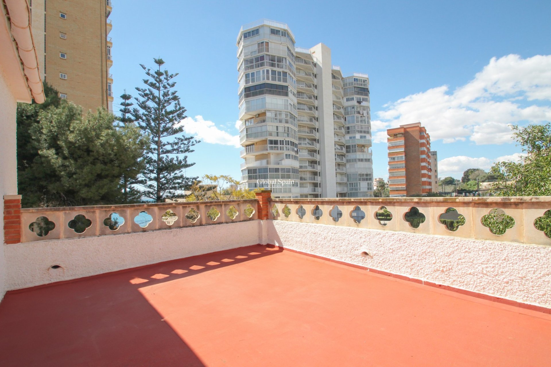 Wiederverkauf - VILLA -
EL CAMPELLO - Costa Blanca