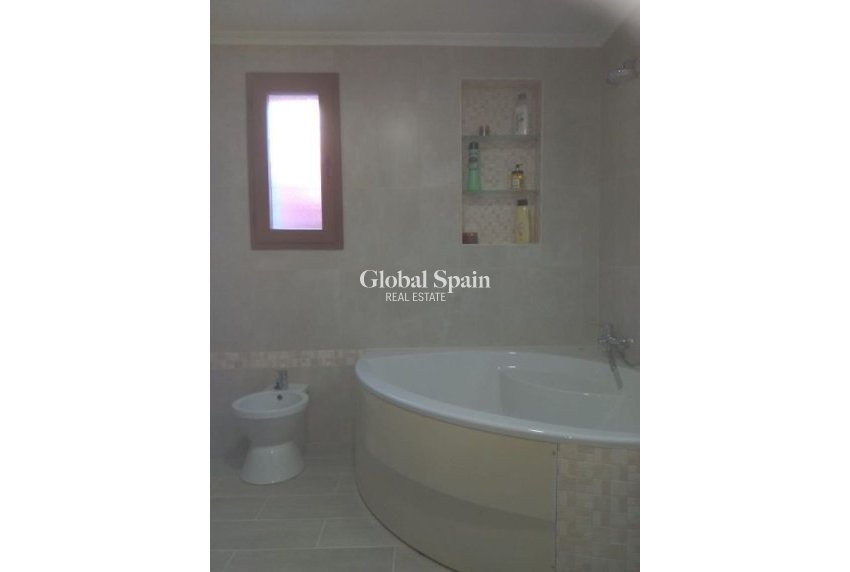 Wiederverkauf - VILLA -
FINESTRAT