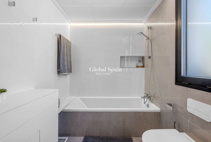 Wiederverkauf - VILLA -
GUARDAMAR DEL SEGURA