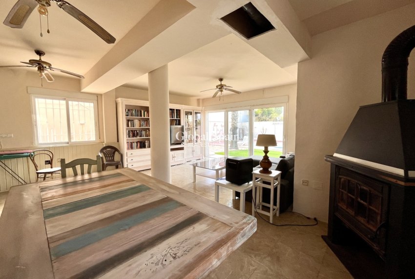 Wiederverkauf - VILLA -
LA ZENIA - Costa Blanca