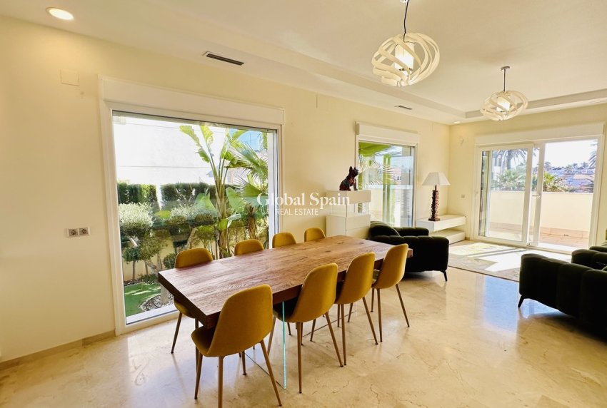 Wiederverkauf - VILLA -
LA ZENIA - Costa Blanca