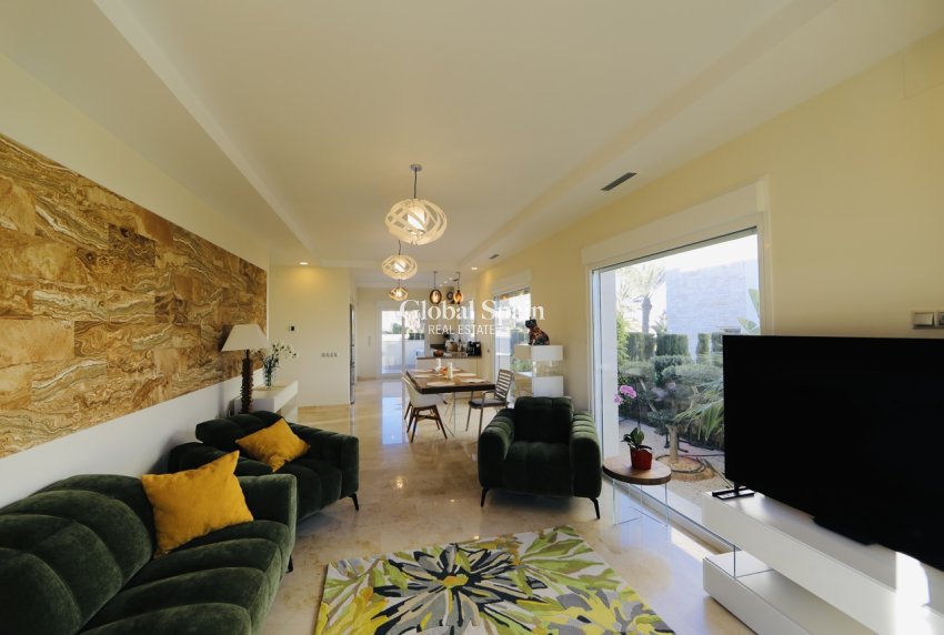Wiederverkauf - VILLA -
LA ZENIA - Costa Blanca
