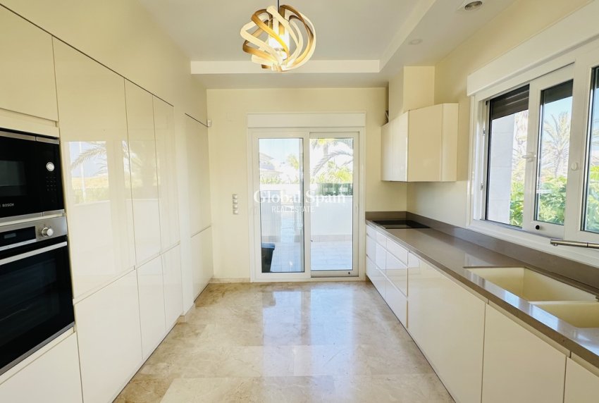 Wiederverkauf - VILLA -
LA ZENIA - Costa Blanca