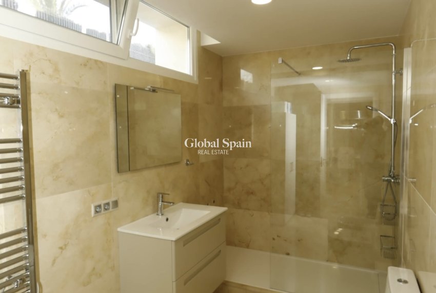 Wiederverkauf - VILLA -
LA ZENIA - Costa Blanca