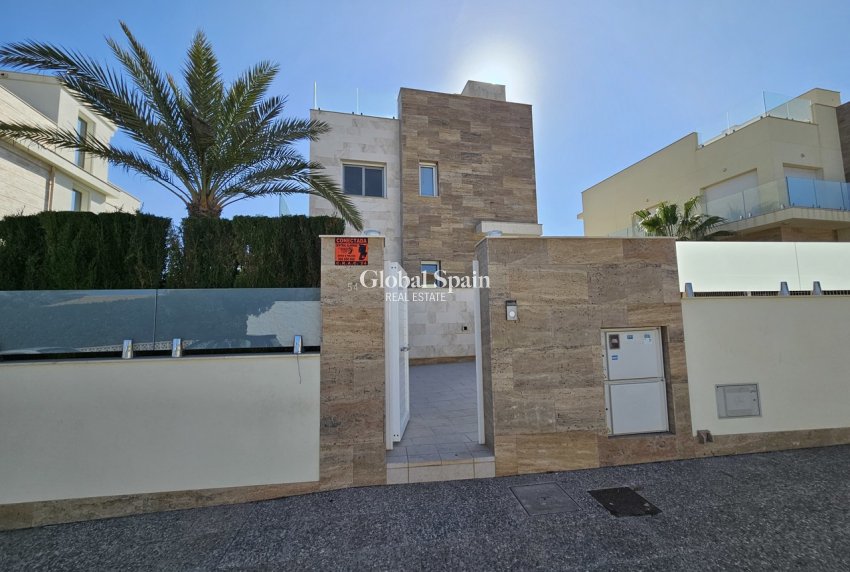 Wiederverkauf - VILLA -
LA ZENIA - Costa Blanca