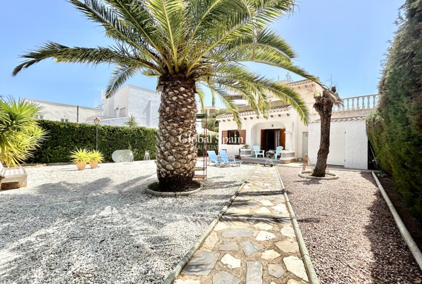 Wiederverkauf - VILLA -
LA ZENIA - Costa Blanca