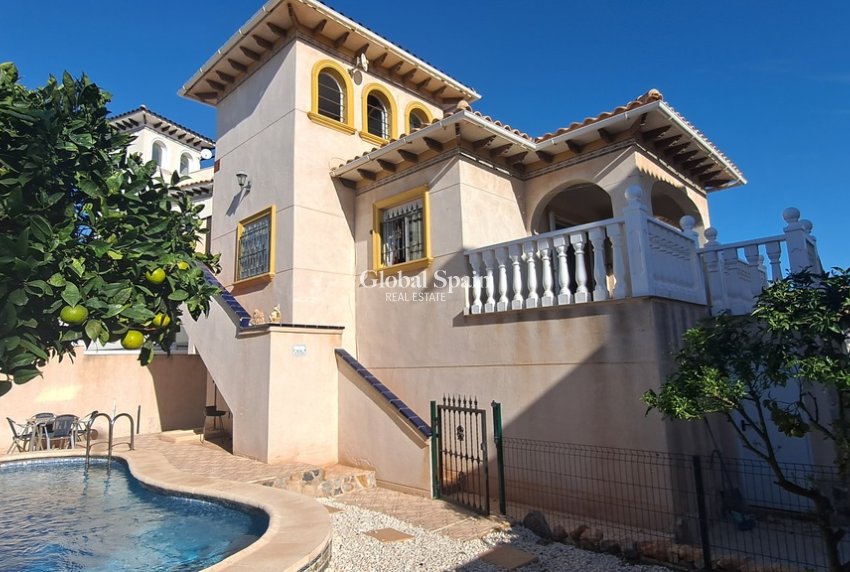 Wiederverkauf - VILLA -
LA ZENIA - Costa Blanca