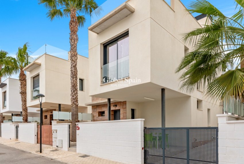 Wiederverkauf - VILLA -
ORIHUELA COSTA - CABO ROIG