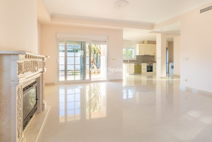 Wiederverkauf - Villa -
ORIHUELA COSTA - CABO ROIG