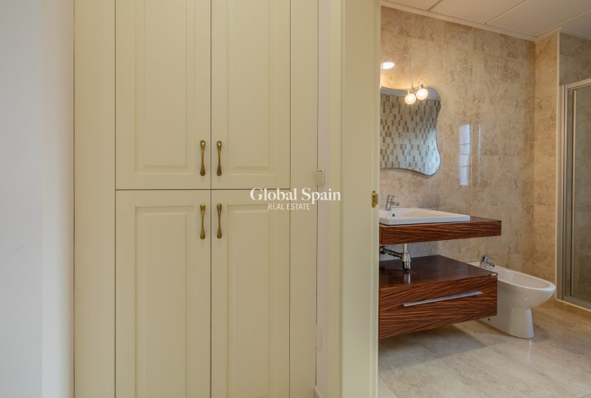 Wiederverkauf - Villa -
ORIHUELA COSTA - CABO ROIG